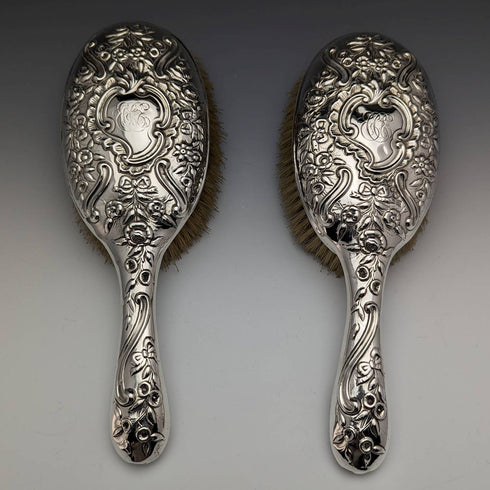 【お取り置き中】1890年頃 英国アンティーク 純銀製ハンドル 大型ブラシペア 浮き彫り彫刻 Comyns