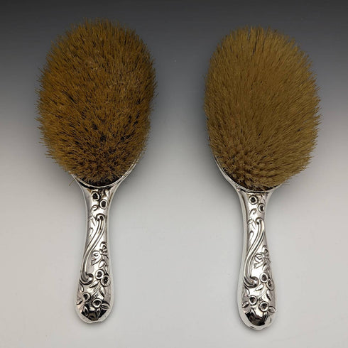 【お取り置き中】1890年頃 英国アンティーク 純銀製ハンドル 大型ブラシペア 浮き彫り彫刻 Comyns