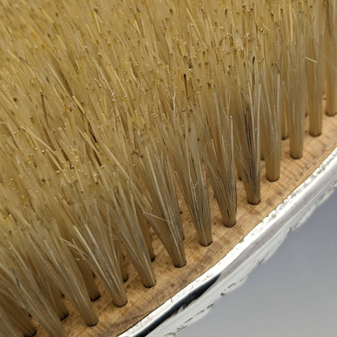 【お取り置き中】1890年頃 英国アンティーク 純銀製ハンドル 大型ブラシペア 浮き彫り彫刻 Comyns