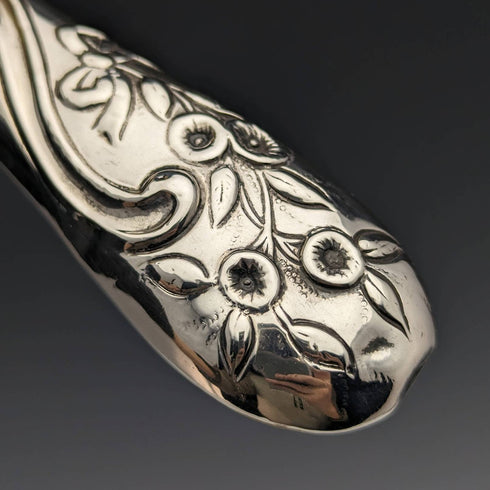 【お取り置き中】1890年頃 英国アンティーク 純銀製ハンドル 大型ブラシペア 浮き彫り彫刻 Comyns