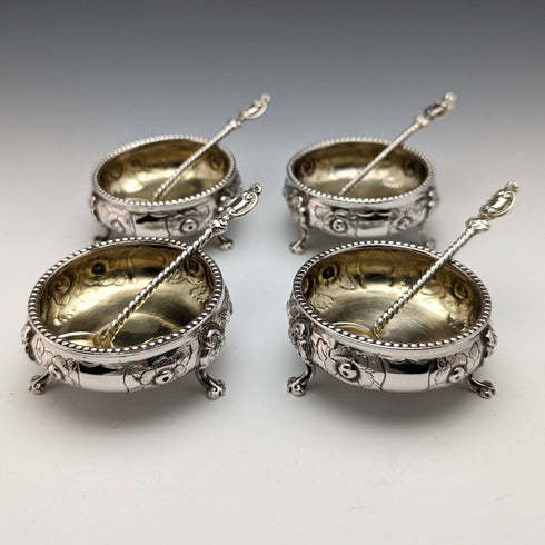 大約 1860 年英國古董純銀鹽盤和勺子 4 件套