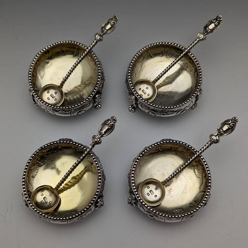 大約 1860 年英國古董純銀鹽盤和勺子 4 件套