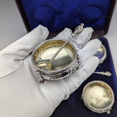 大約 1860 年英國古董純銀鹽盤和勺子 4 件套