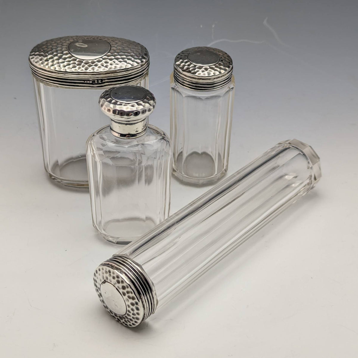 1910年頃 英国アンティーク 純銀蓋 ガラスボトル4個セット Percy 