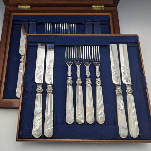 1870年頃 英国アンティーク 白蝶貝ハンドル デザートカトラリー8ペアセット 木箱入り