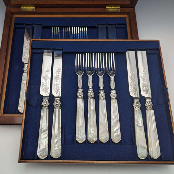 1870 年左右英國古董白色珍珠貝柄甜品餐具 8 對套裝木盒裝