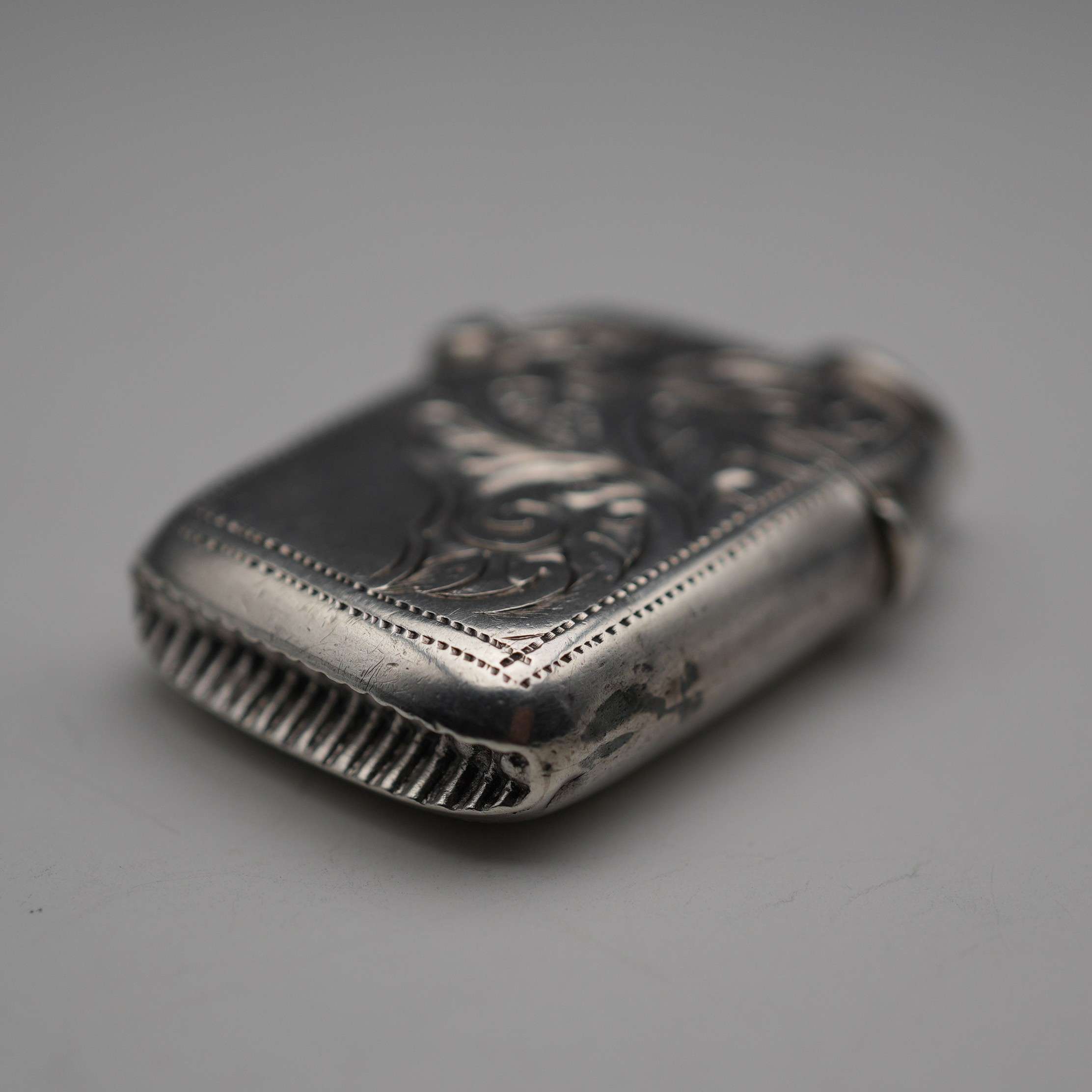 1899年 英国アンティーク 純銀製 小型ヴェスタケース 11g S&A – SILVER-LUG