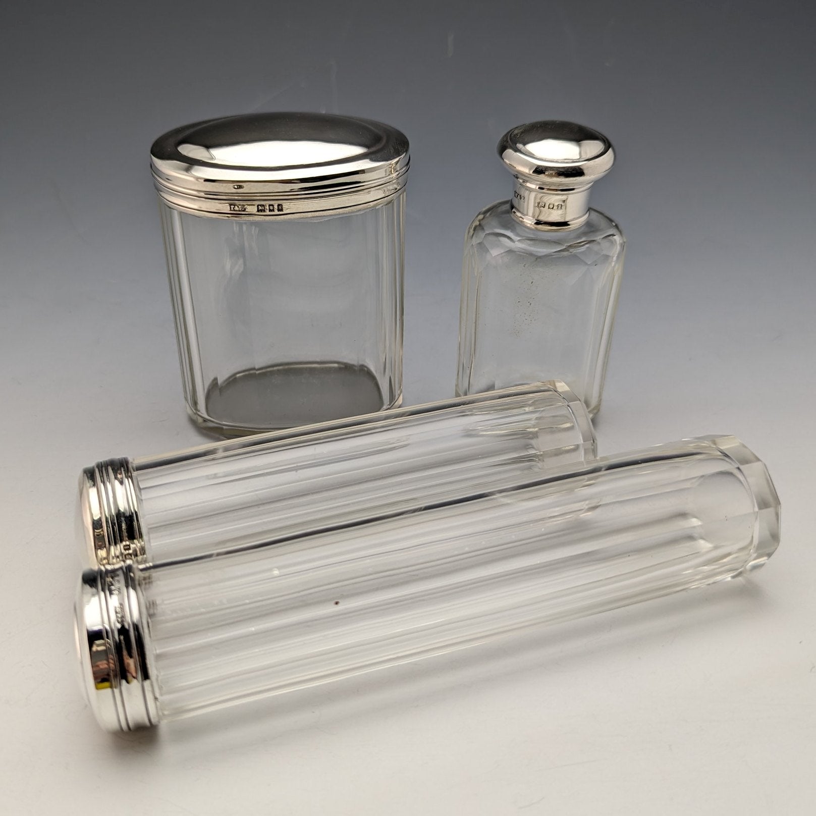 1924年頃 英国ヴィンテージ 純銀蓋 ガラスボトル4個セット