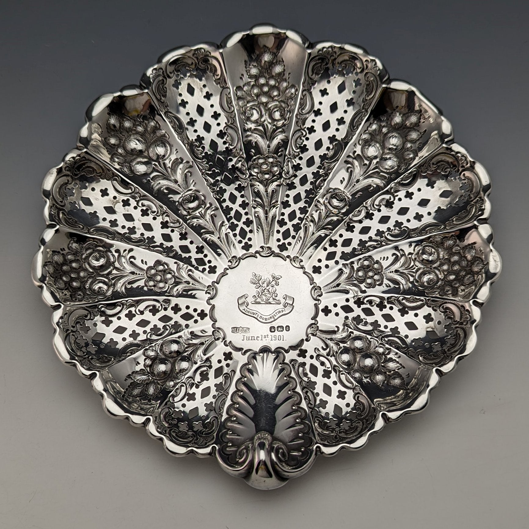 1895年 英国アンティーク 純銀製 花装飾 ディッシュ 111g James Dixon ＆ Sons 1895年 英国アンティーク 純銀製 花装飾 ディッシュ 111g James