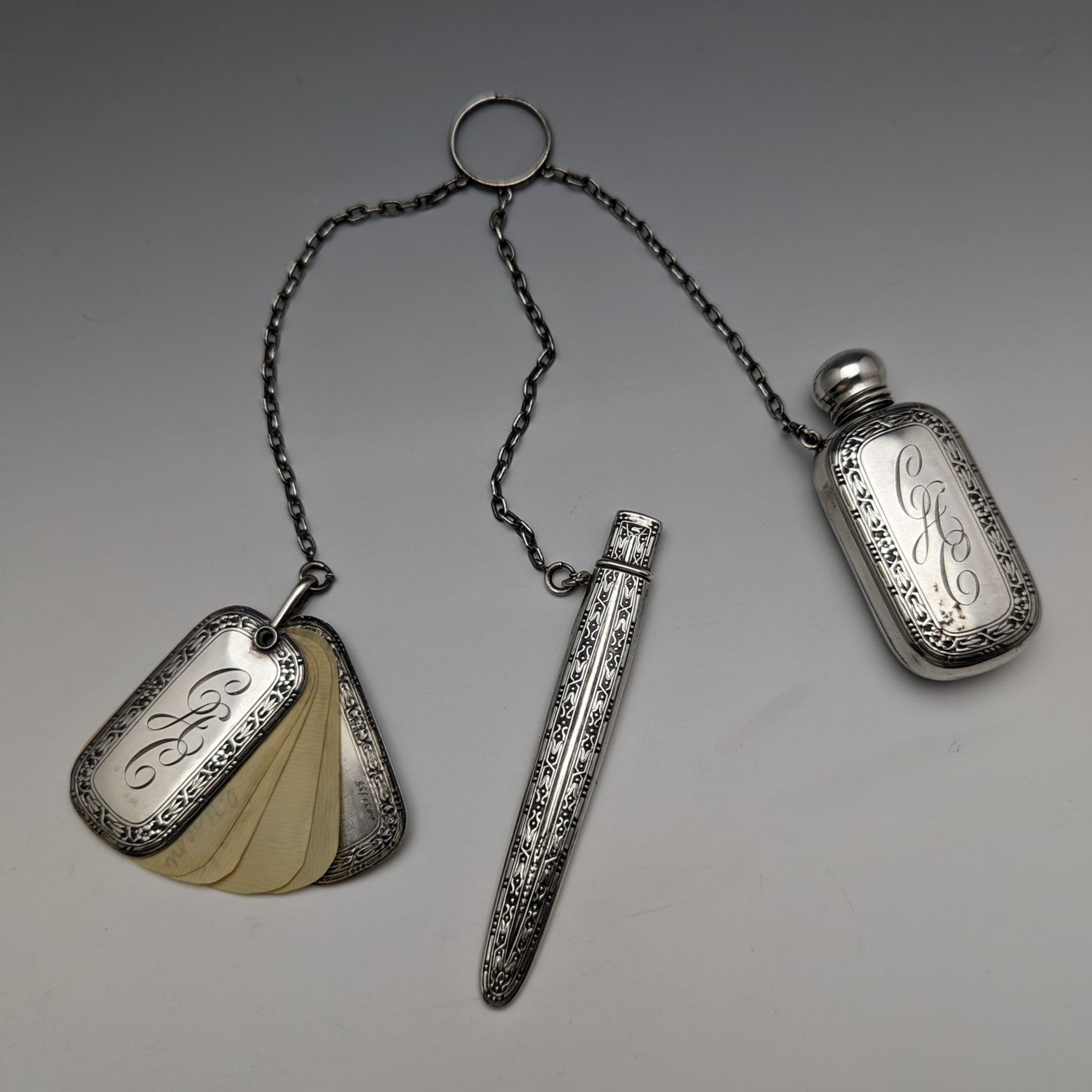 目立った傷や汚れのない美品機能19世紀後半 米国アンティーク 純銀製シャトレーン ボトル、メモ、ペンシル