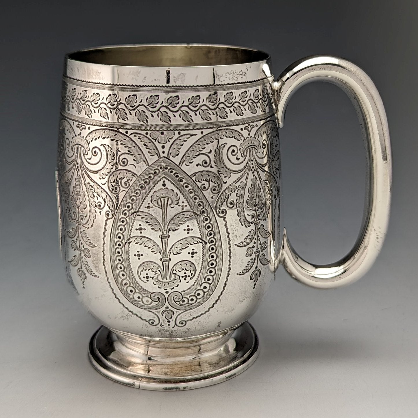 目立った傷や汚れのない美品機能1902年 英国アンティーク 純銀製マグカップ 70g Levesley Brothers