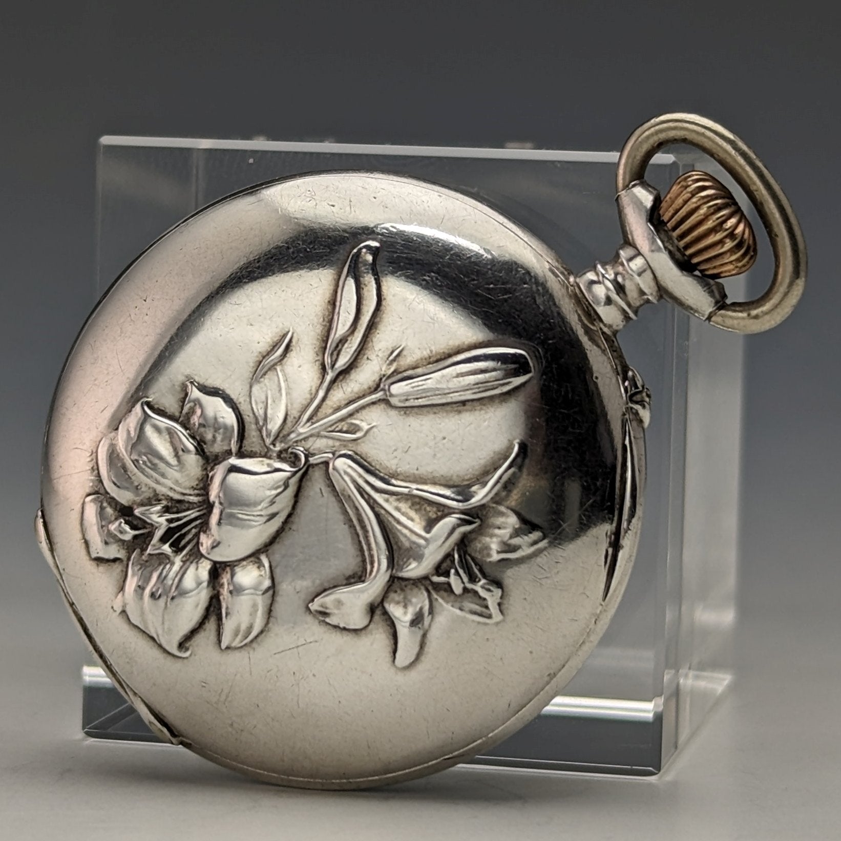 目立った傷や汚れのない美品機能1900年頃 アンティーク スイス製 小型懐中時計 彫刻銀側ケース 動作良好