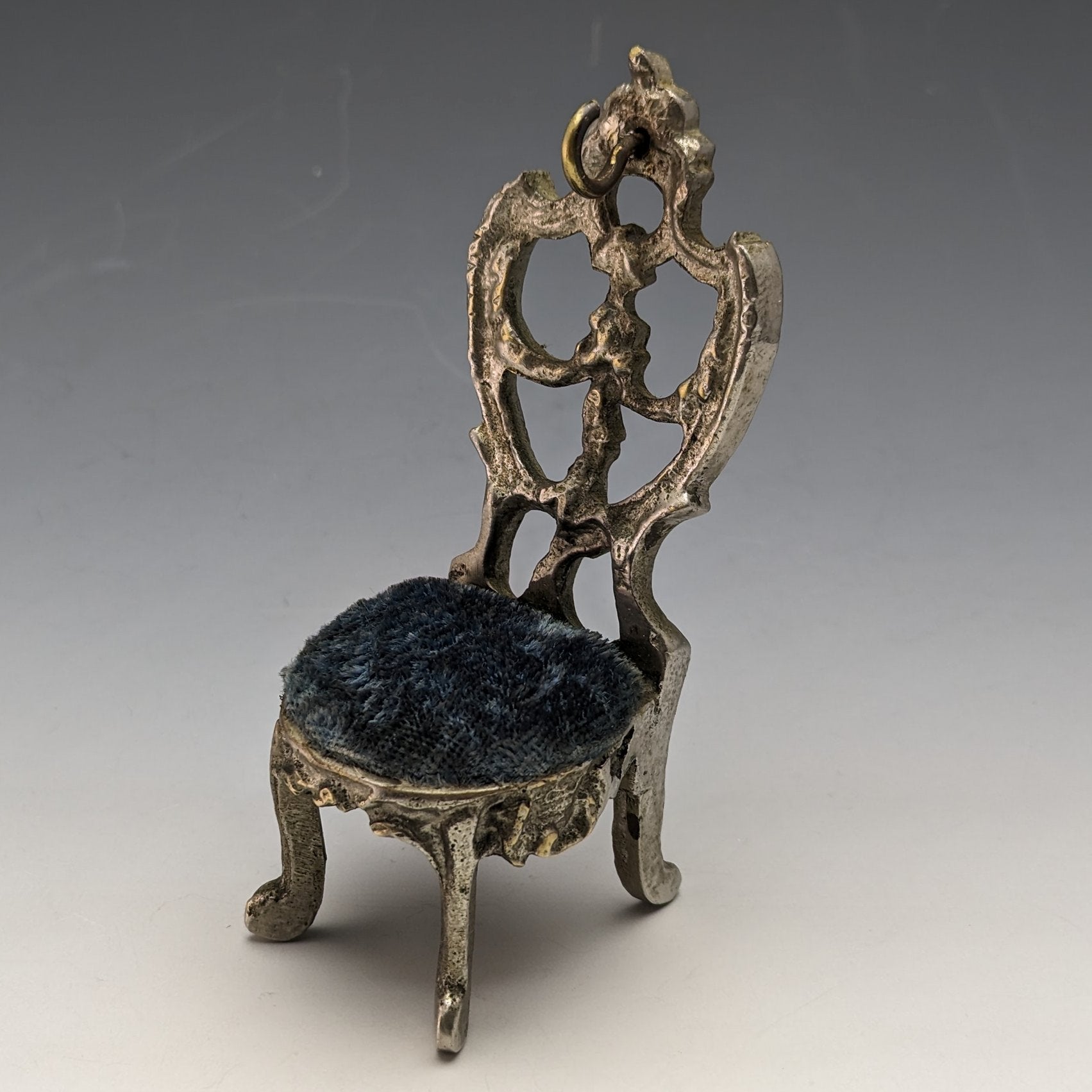 目立った傷や汚れのない美品機能1920年代 真鍮製 椅子型 懐中時計ホルダー ブライトレッドシート