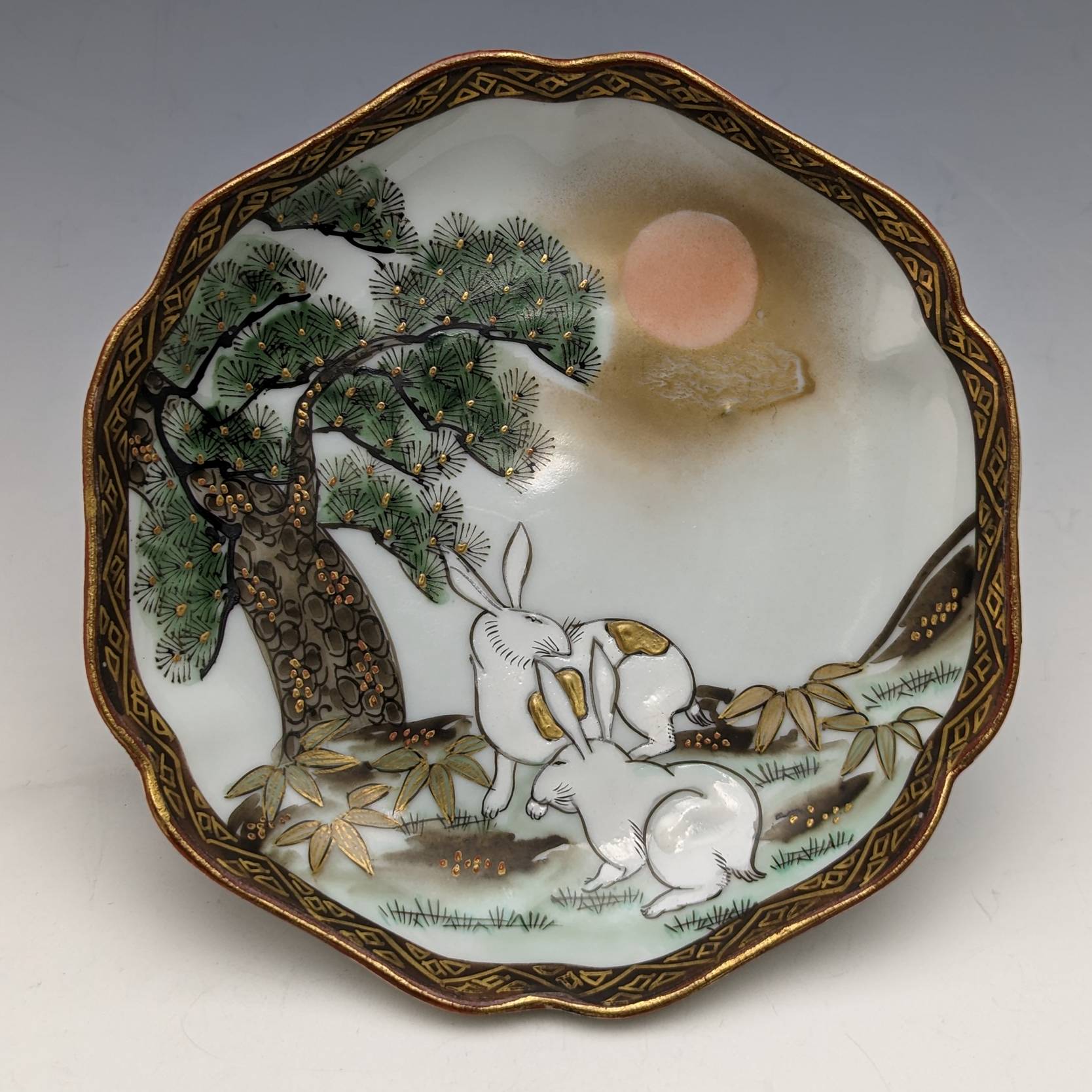 明治時代　九谷焼　赤絵金彩獅子鳥文小皿　直径13.8cm ソーサー